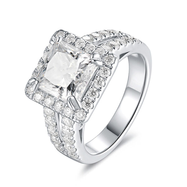Luxurious and atmospheric diamond ring shines with luxurious light