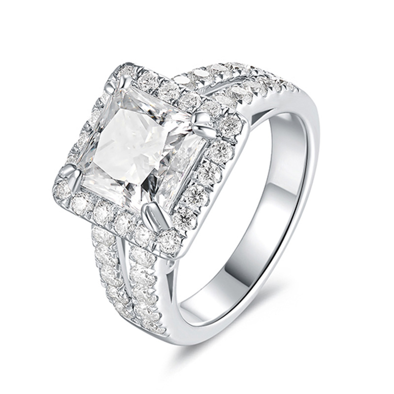 Luxurious and atmospheric diamond ring shines with luxurious light