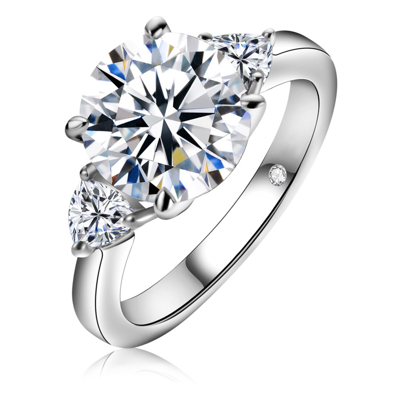 Luxurious three-stone diamond ring, elegant and honorable