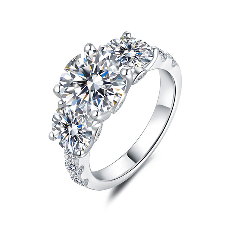 Luxurious three-stone diamond ring, eternal and brilliant choice