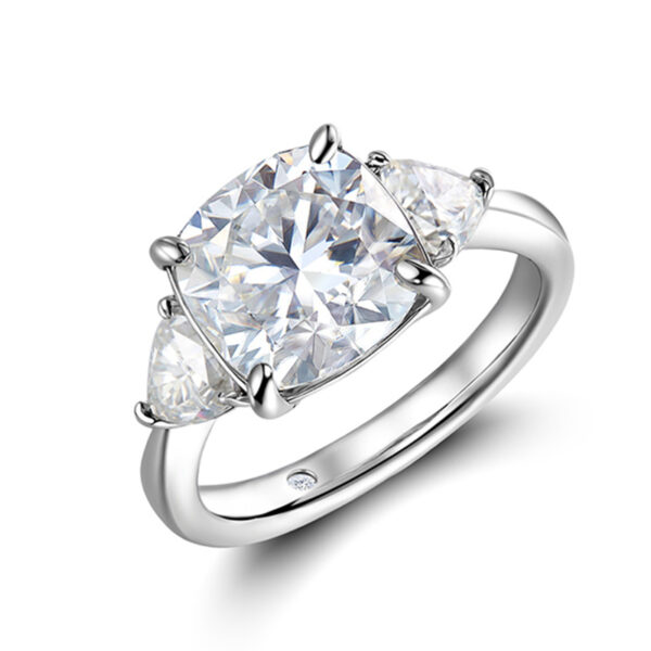 Luxurious and atmospheric diamond rings bloom with luxurious charm