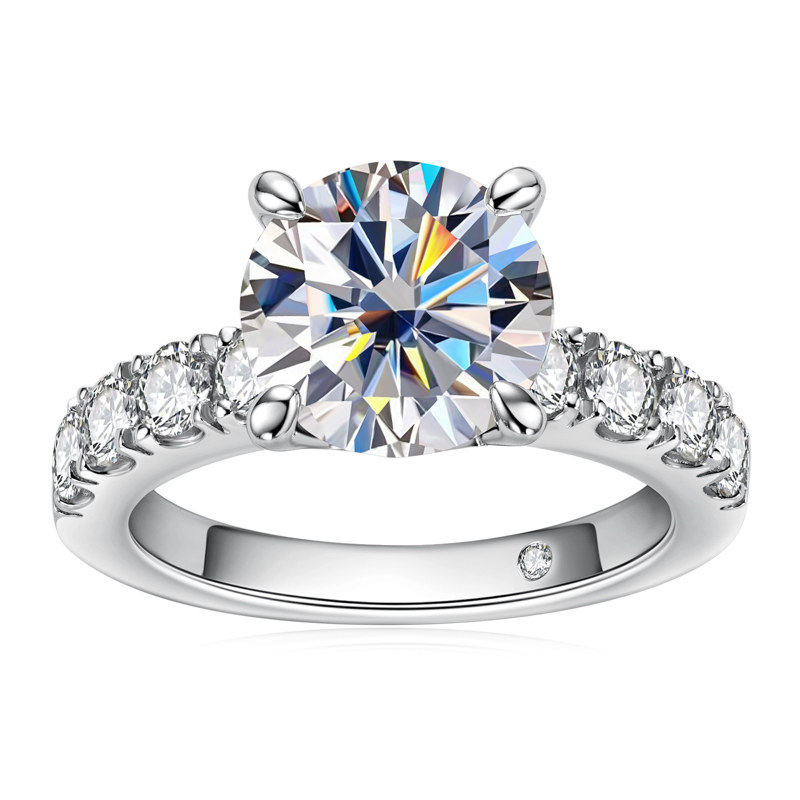 Luxurious group diamond ring, a noble and elegant choice